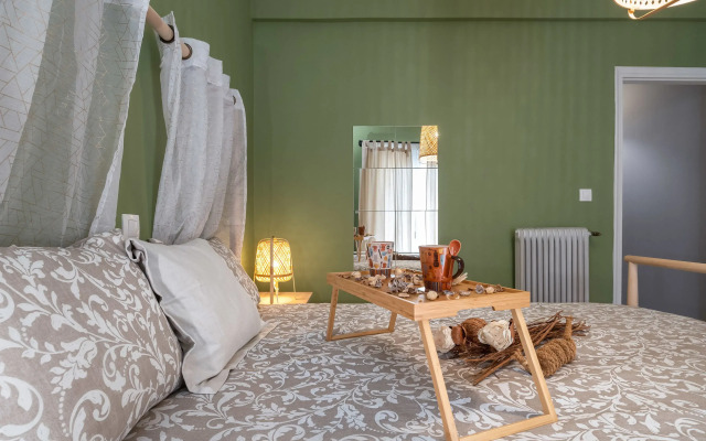 Cozy Deck Roof Apt at the Foothills of Acropolis