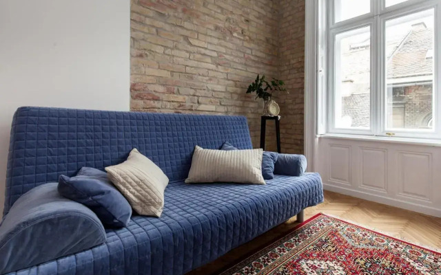 Annie's 3 bed and 3 bathroom apartment