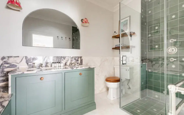 Ladbroke Gardens VII by Onefinestay