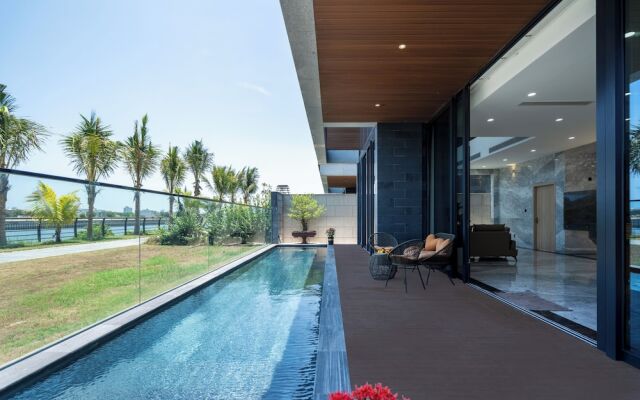 Deluxe Riverfront Pool Villas Danang