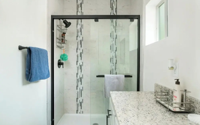 Private Townhouse: Close to Everything