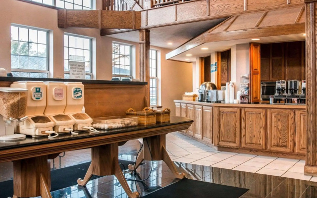 Clarion Hotel Mackinaw City Beachfront