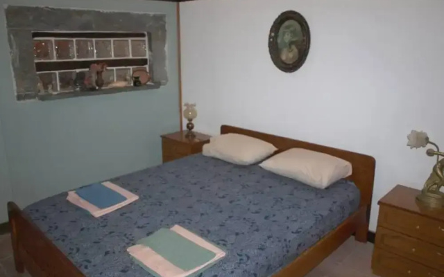Alonaki Seafront Cottage