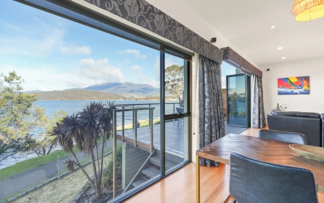Waterfront Home - Gorgeous Views - 2 Bed