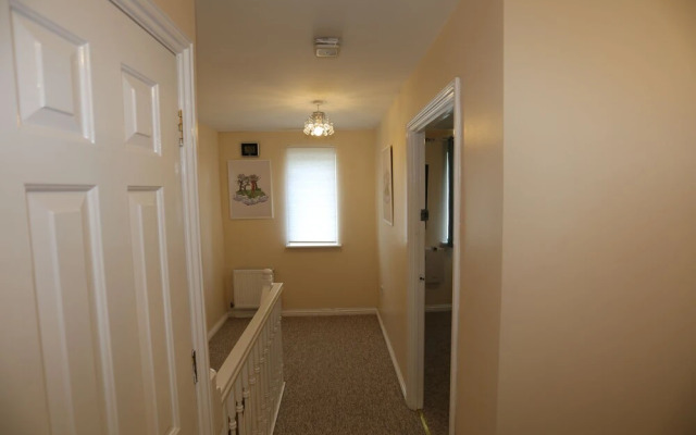 Beautiful 4 beds Hillview House