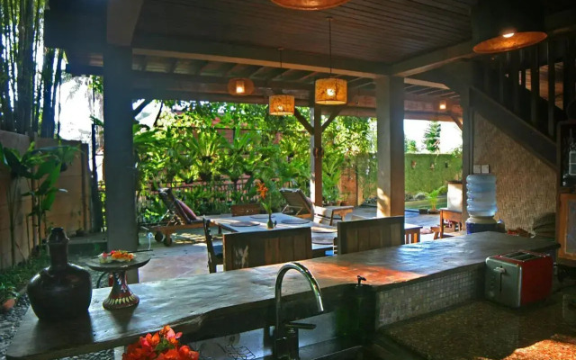 Artist Eco Villa With Wood And Clay