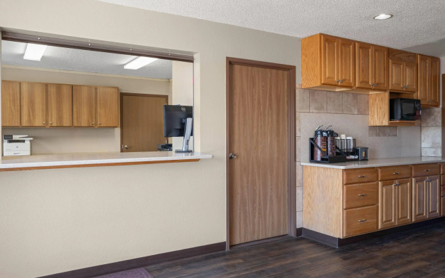 Super 8 by Wyndham Lewistown