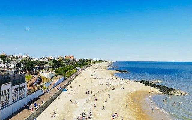 Lovely family home, 5 minutes from the beach