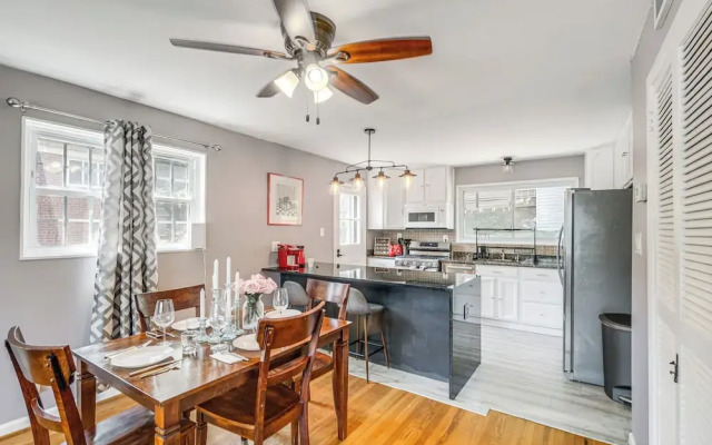 Pet-friendly Arlington Townhome w/ Furnished Patio