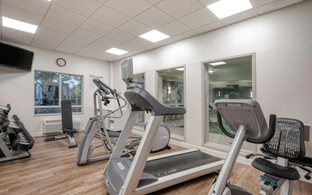 Holiday Inn Express Hotel & Suites Ottawa Airport by IHG