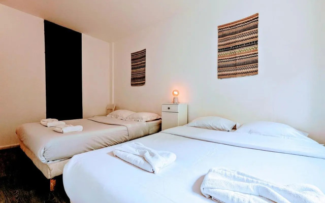 Chic and comfortable apart near Paris