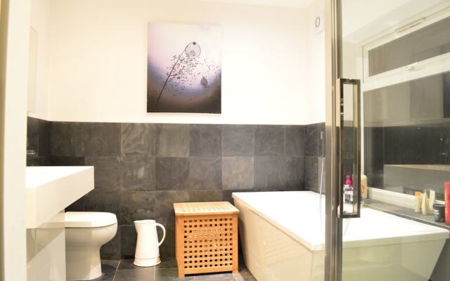 Spacious 2 Bedroom House Close to Notting Hill