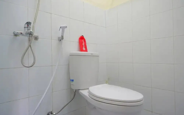 RedDoorz near GOR Satria 3