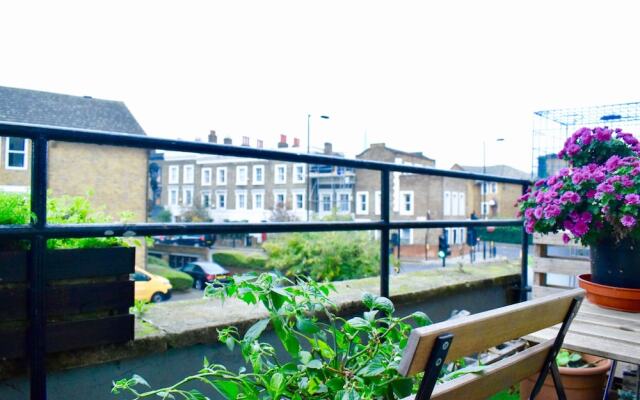 2 Bedroom Flat With Balcony in Homerton