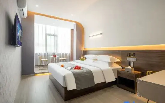 Xinyuege Hotel (Taiyuan Wusu International Airport South Railway Station)