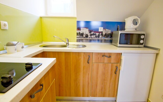 Apartments & rooms Rina