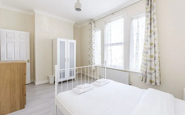 Spacious 4 Bed Apartment Near Tooting Gardens