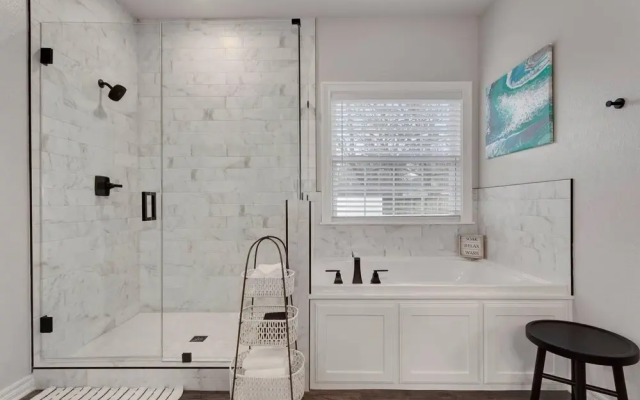 Modern Farmhouse - 2 Blocks to Downtown Square!