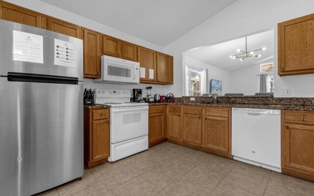 3 Bedrooms S / Lake Berkley Home by RedAwning