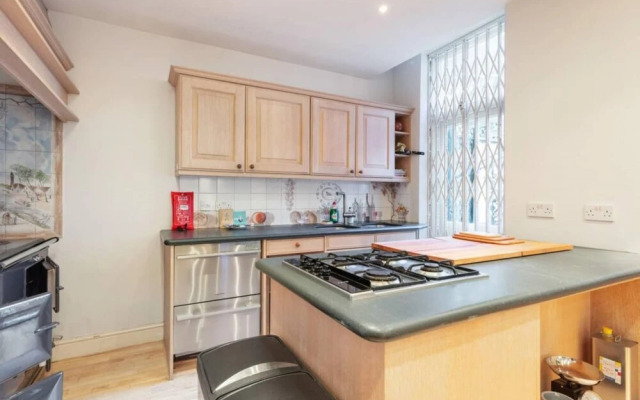 The Heart of Chelsea - Modern Bright 4bdr Home With Gym Parking Patio