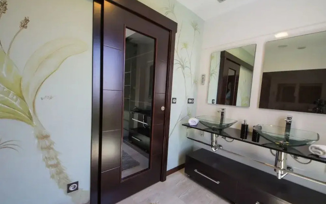 Posh Villa With Pool, Garden & Ocean Views in Sansenxo