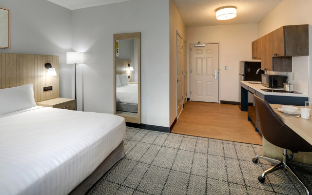Sonesta Simply Suites Miami Airport Doral