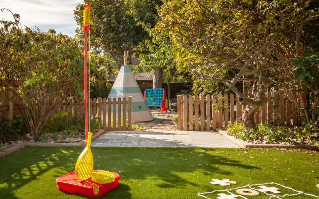 Sea Glimpses with free parking and garden