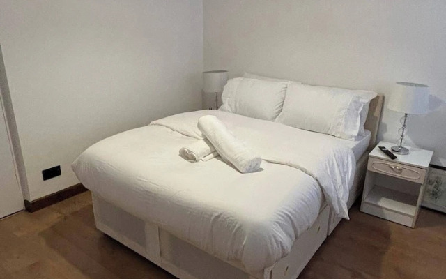 Modern 3 Bed/free Parking/10 Mins Walk to Station