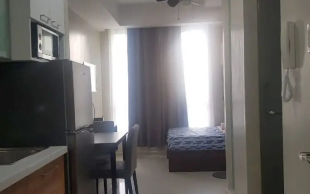 OYO 215 Sunshine City Suites