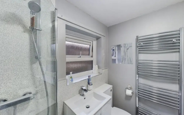 Lovely! 2-bed House Located in Soke - on - Trent