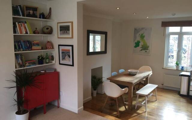 Modern 2 Double Bedroom Flat Near Gloucester Road