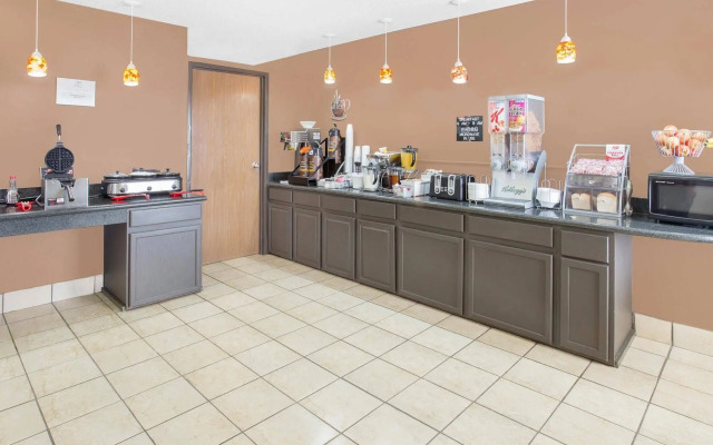 Super 8 by Wyndham Galesburg