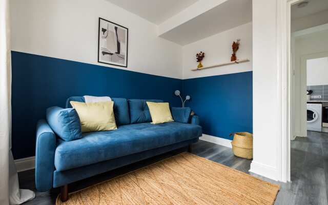 Contemporary 2 Bedroom Apartment in Shepherd's Bush
