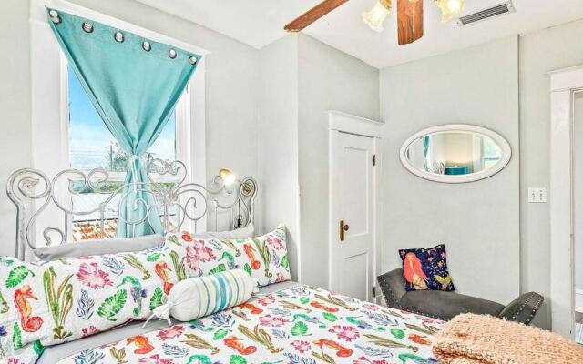 Charming Downtown Carriage Apartment