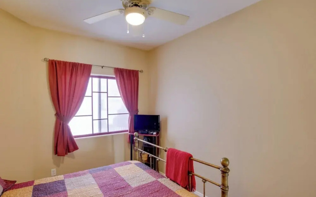7 Mi to Mill Ave: Bbq-ready Mesa Townhouse