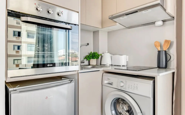Sanders Crystal - Lovely  2-bdr Apt w Balcony