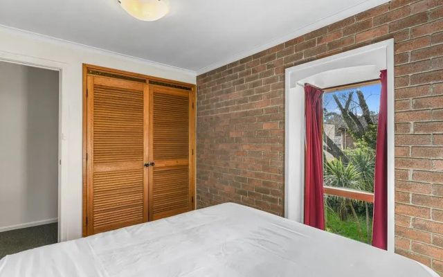 2-bed Townhouse Retreat in Sandy Bay With Parking