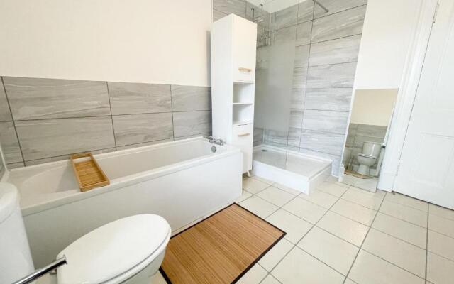 Spacious 3 bedroom Victorian flat City Centre