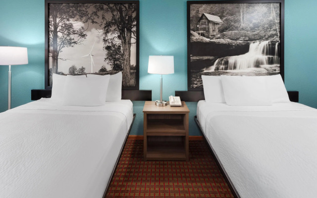 Super 8 by Wyndham McHenry/Fox Lake Area