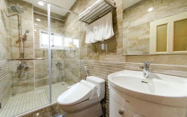 La Dahai Bed and Breakfast