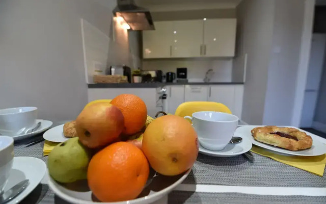 First - Meadowbank House Apartment