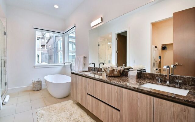 Ski-in/ski-out Elegant 5br/6ba 5 Bedroom Townhouse by Redawning
