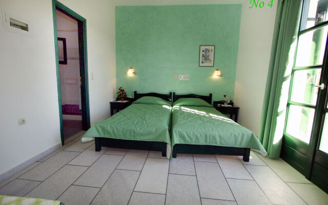 Studios Vrettos Beachfront Hotel