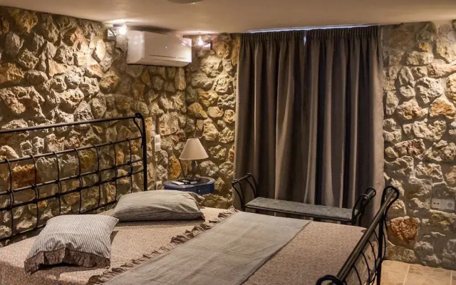 Spacious home with garden in Marathonas