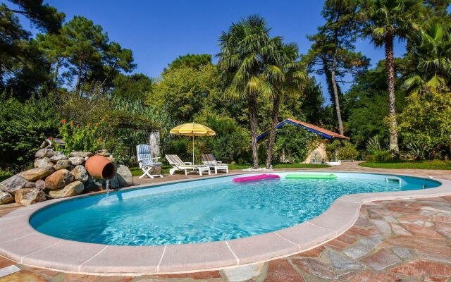 Gorgeous Villa in Anglet with Swimming Pool