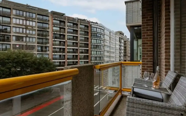 Centrally Located Modern Apartment With Parking