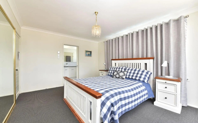 just listed Silverwater Lake Mac Waterfront with Views – Guest Rooms – Morisset