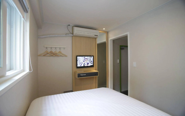 Hotel Sleepy Panda Stream Walk