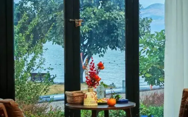 Lakeside Bliss Courtyard