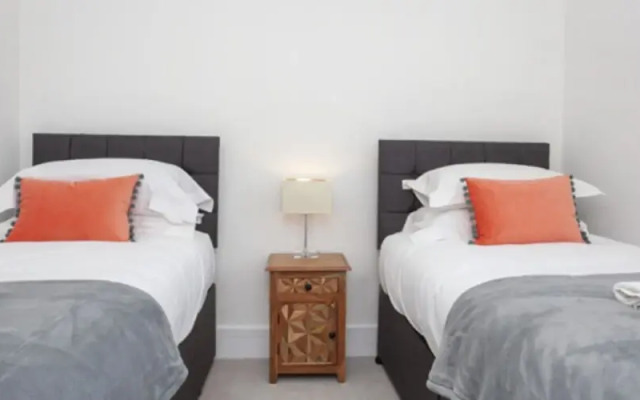 Whitehouse Apartments- Apartment C